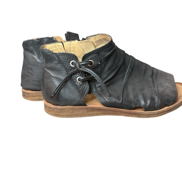 Miz Mooz Shoes - Miz Mooz | Black Leather Fuller Wide Side Zip Sandals | Sz 40